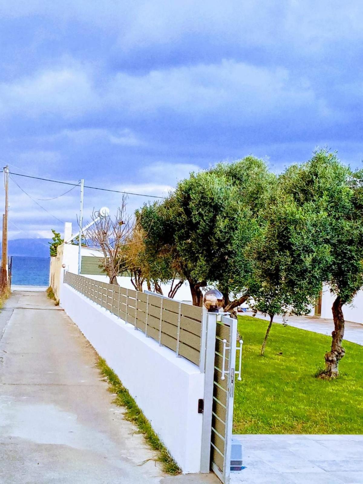 House By The Sea Villa Aigio Eksteriør billede